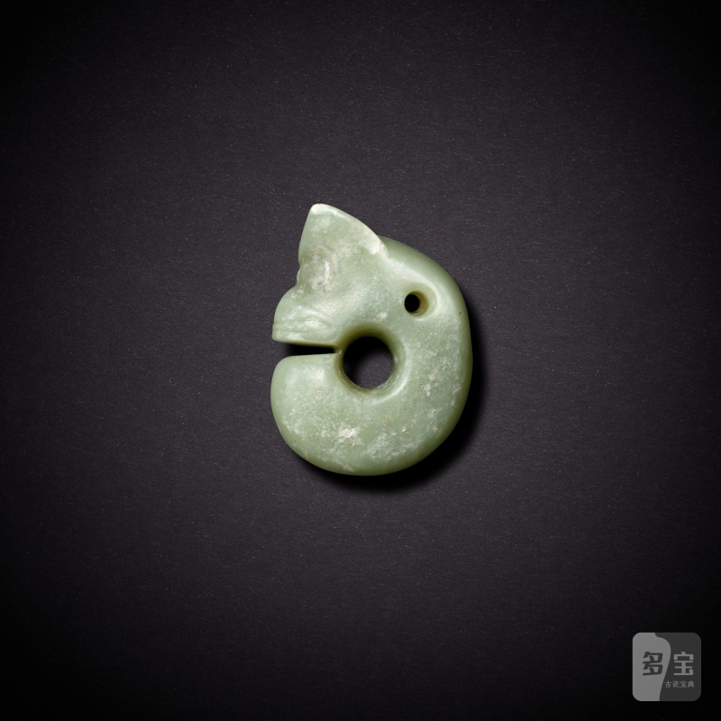 A yellowish-celadon jade pig-dragon, Neolithic period, Hongshan culture | 新石器時代 紅山文化 青黃玉豬龍 - 图2